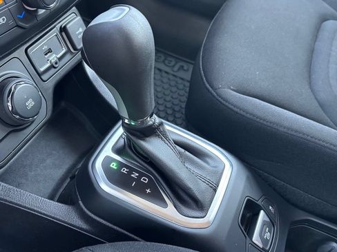 Used 2020 Jeep Renegade Latitude w/ Cold Weather Group AWD/4WD image 40