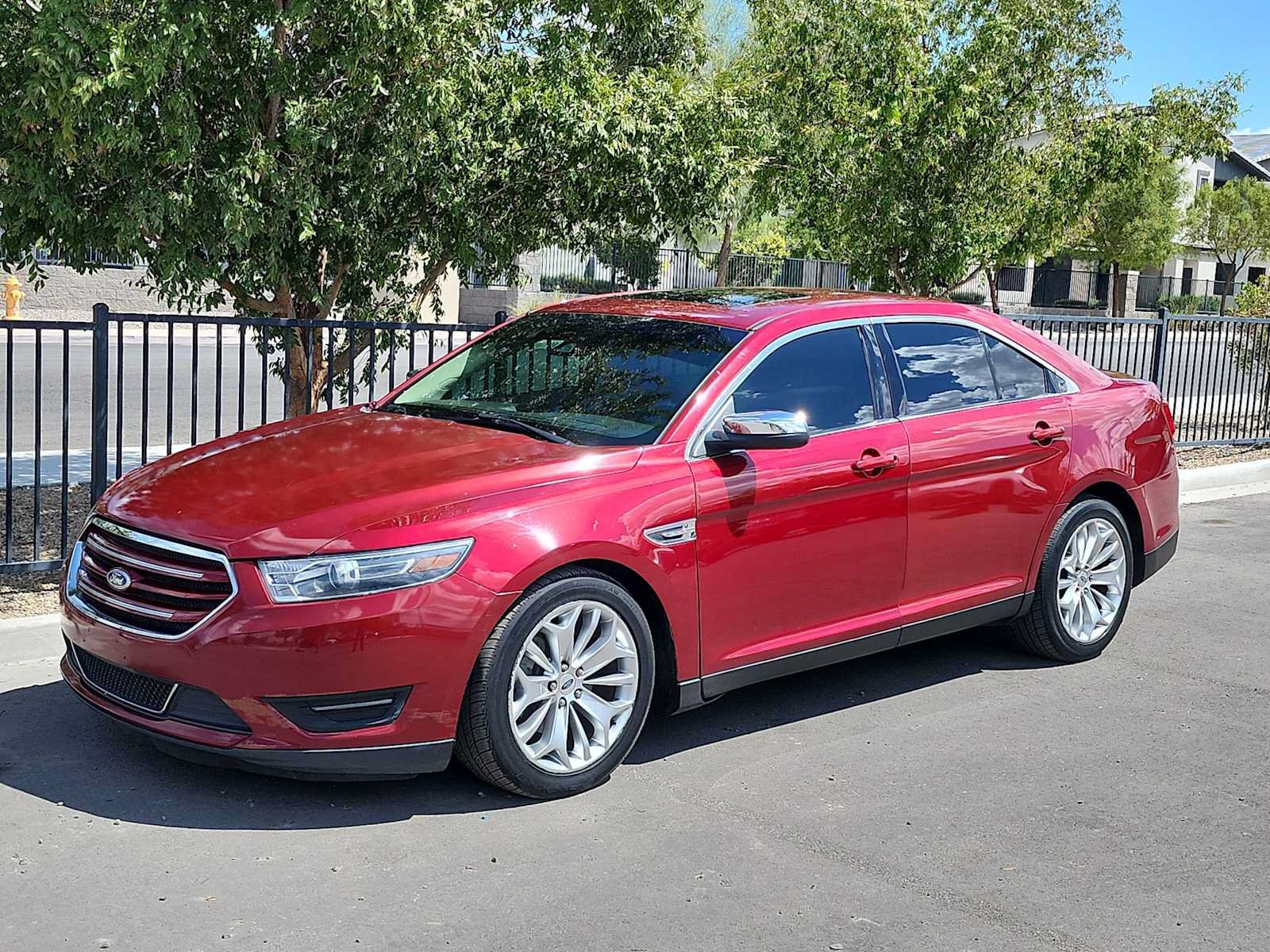 Used 2019 Ford Taurus Limited FWD image 4