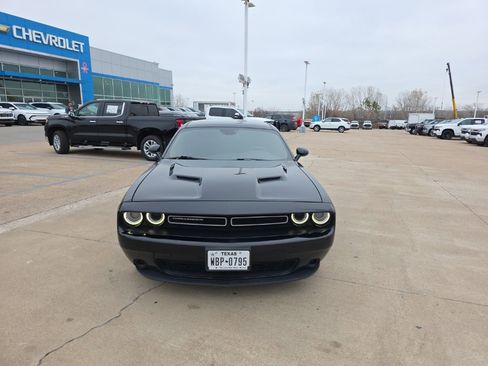 Used 2018 Dodge Challenger SXT w/ Performance Handling Group image 2