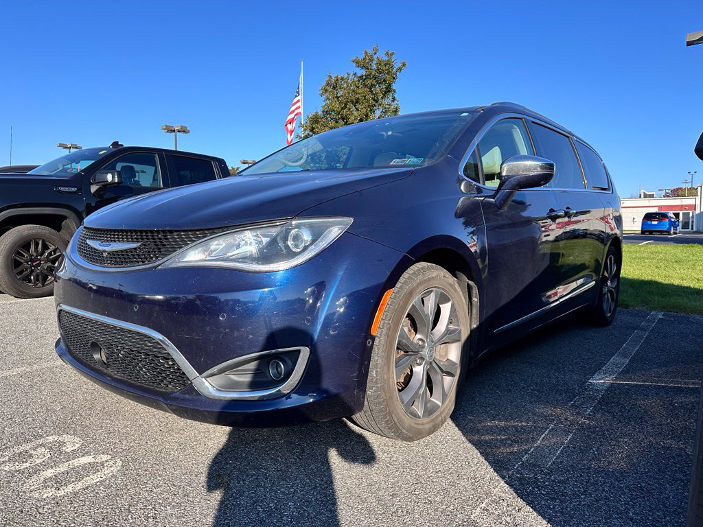 Used 2019 Chrysler Pacifica Limited w/ Tire & Wheel Group FWD image 2