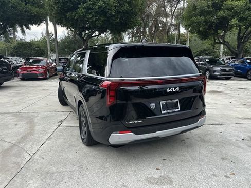 Used 2025 Kia Carnival FWD image 35