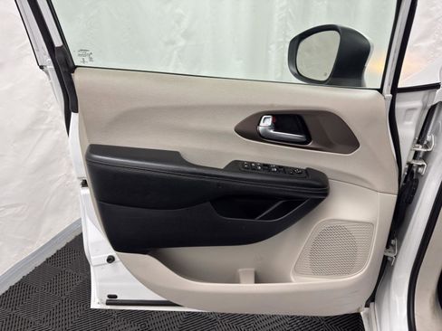 Used 2021 Chrysler Voyager Lxi image 14