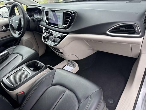Used 2024 Chrysler Pacifica Touring-L FWD image 12