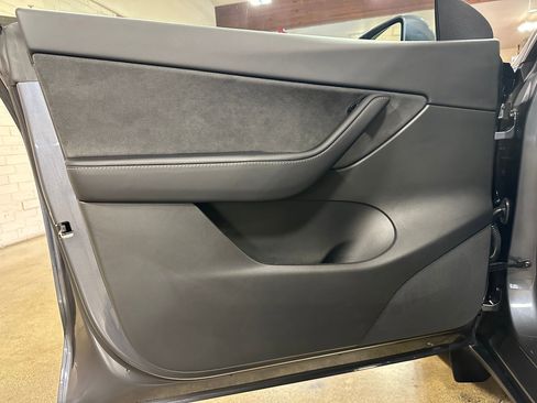 Used 2021 Tesla Model Y Long Range image 12