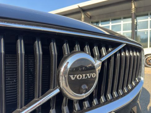 Used 2022 Volvo XC60 B5 Momentum w/ Advanced Package image 5