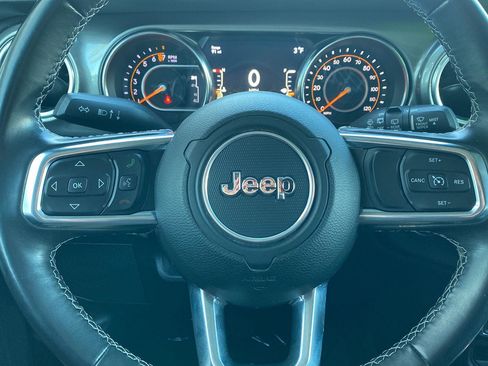 Used 2019 Jeep Wrangler Unlimited Sahara image 11