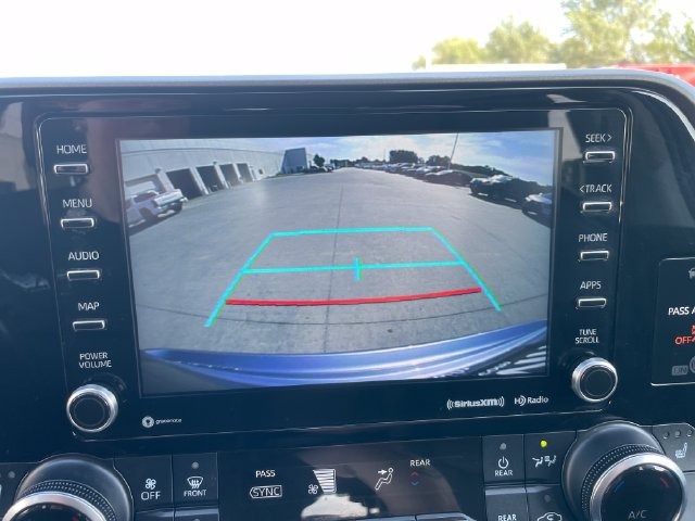 Used 2021 Toyota Highlander XLE AWD/4WD image 14