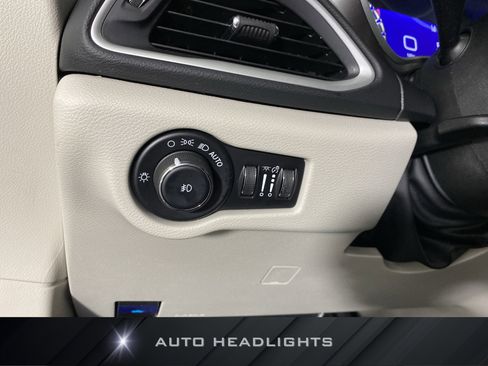 Used 2024 Chrysler Pacifica Touring-L image 24