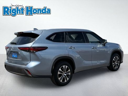 Used 2024 Toyota Highlander XLE FWD image 8