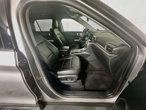 Used 2020 Ford Explorer XLT w/ Equipment Group 202A RWD image 32