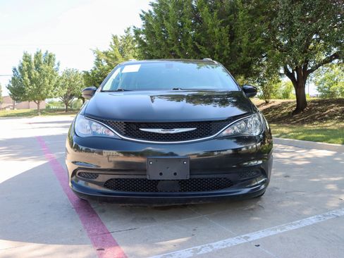Used 2021 Chrysler Voyager Lxi FWD image 2