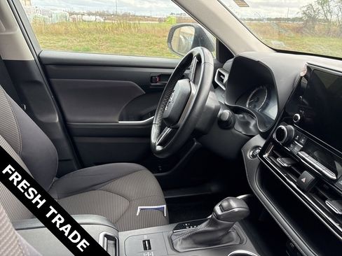 Used 2023 Toyota Highlander LE image 7