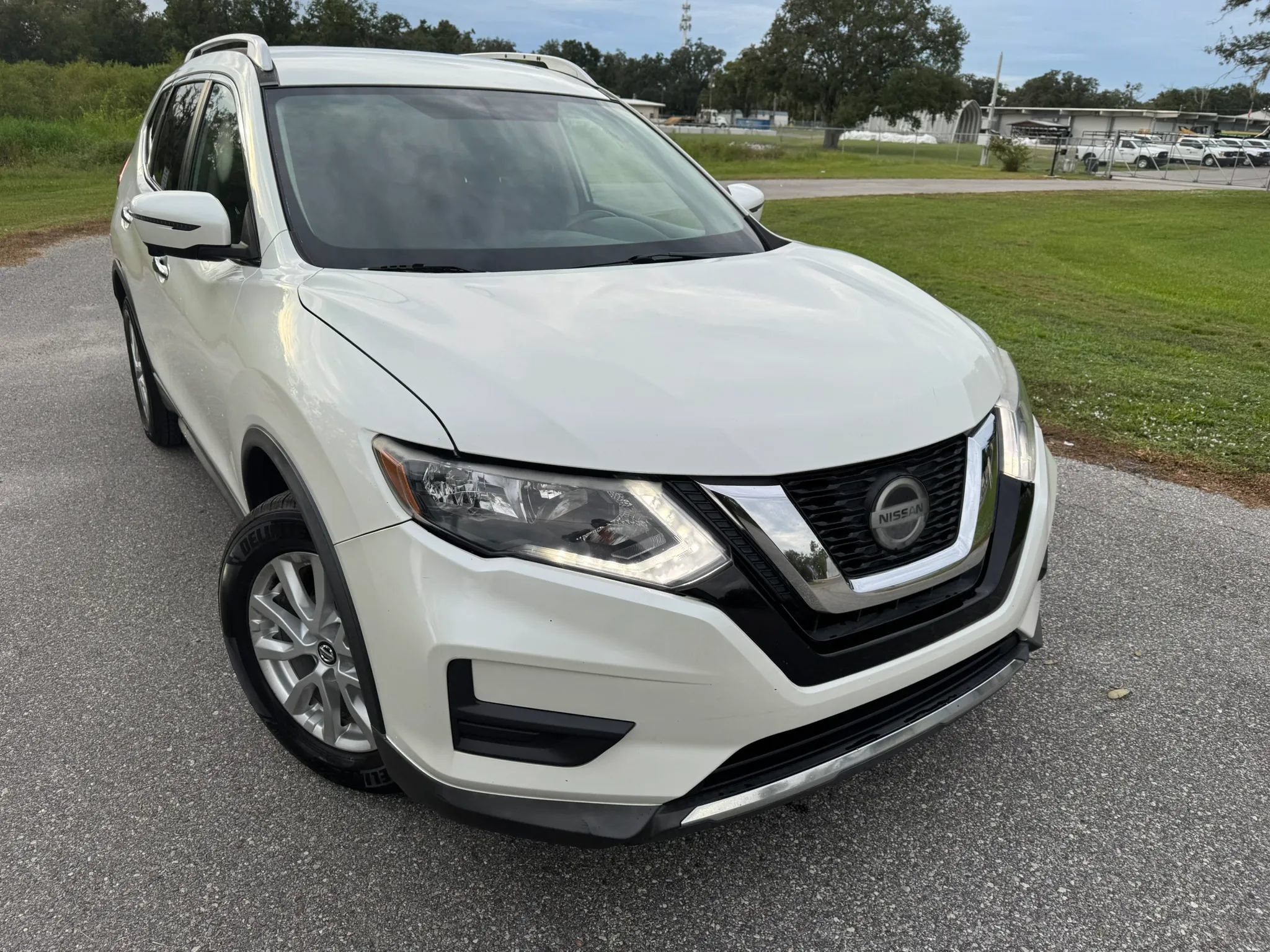 Used 2018 Nissan Rogue SV w/ Premium Package FWD image 1