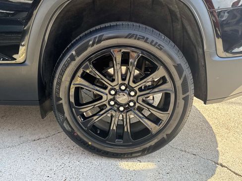 Used 2023 GMC Acadia SLE w/ Driver Convenience Package image 4