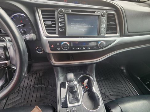 Used 2019 Toyota Highlander XLE image 18