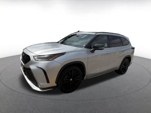 Used 2024 Toyota Highlander XSE FWD image 8
