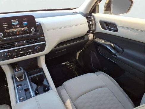 Certified 2024 Nissan Pathfinder SV FWD image 12