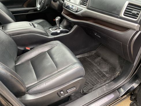 Used 2019 Toyota Highlander Limited Platinum image 12