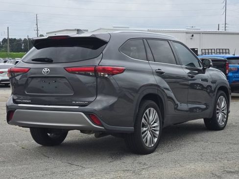Used 2023 Toyota Highlander Platinum FWD image 5