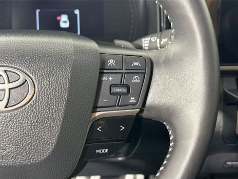 Used 2025 Toyota Camry SE image 18