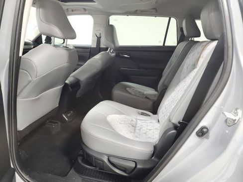 Used 2022 Toyota Highlander Bronze Edition image 23