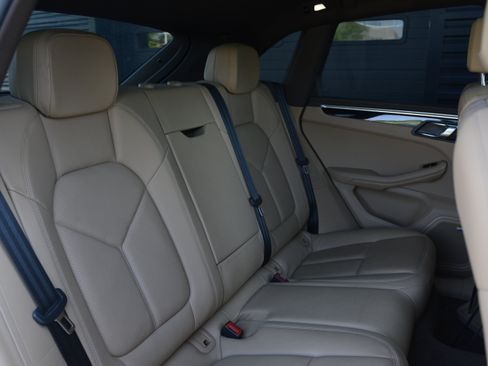 Certified 2018 Porsche Macan AWD/4WD image 33