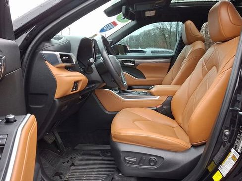 Used 2023 Toyota Highlander Platinum image 14