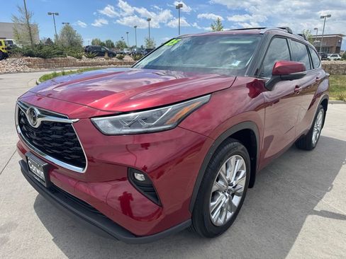 Used 2025 Toyota Highlander Limited AWD/4WD image 3