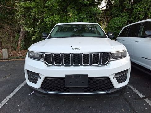 Used 2023 Jeep Grand Cherokee Laredo image 2