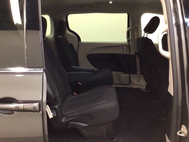 Used 2022 Chrysler Voyager LX FWD image 7
