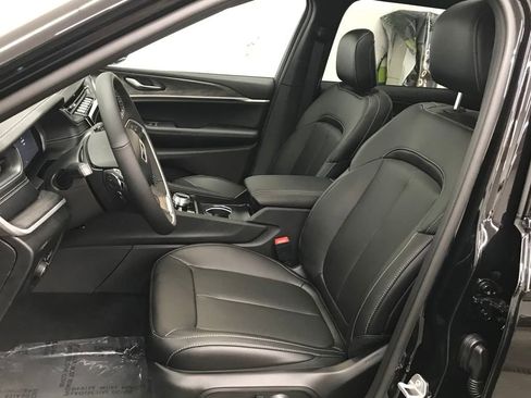 New 2025 Jeep Grand Cherokee L Limited image 9