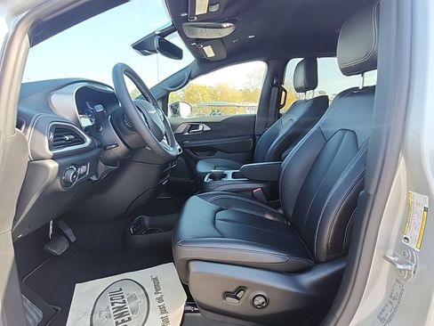 New 2026 Chrysler Pacifica Select image 24