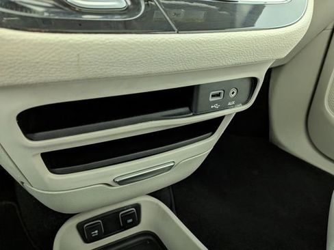 Used 2019 Chrysler Pacifica Limited image 9