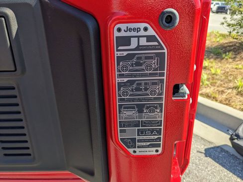 Certified 2025 Jeep Wrangler Unlimited Sahara AWD/4WD image 45