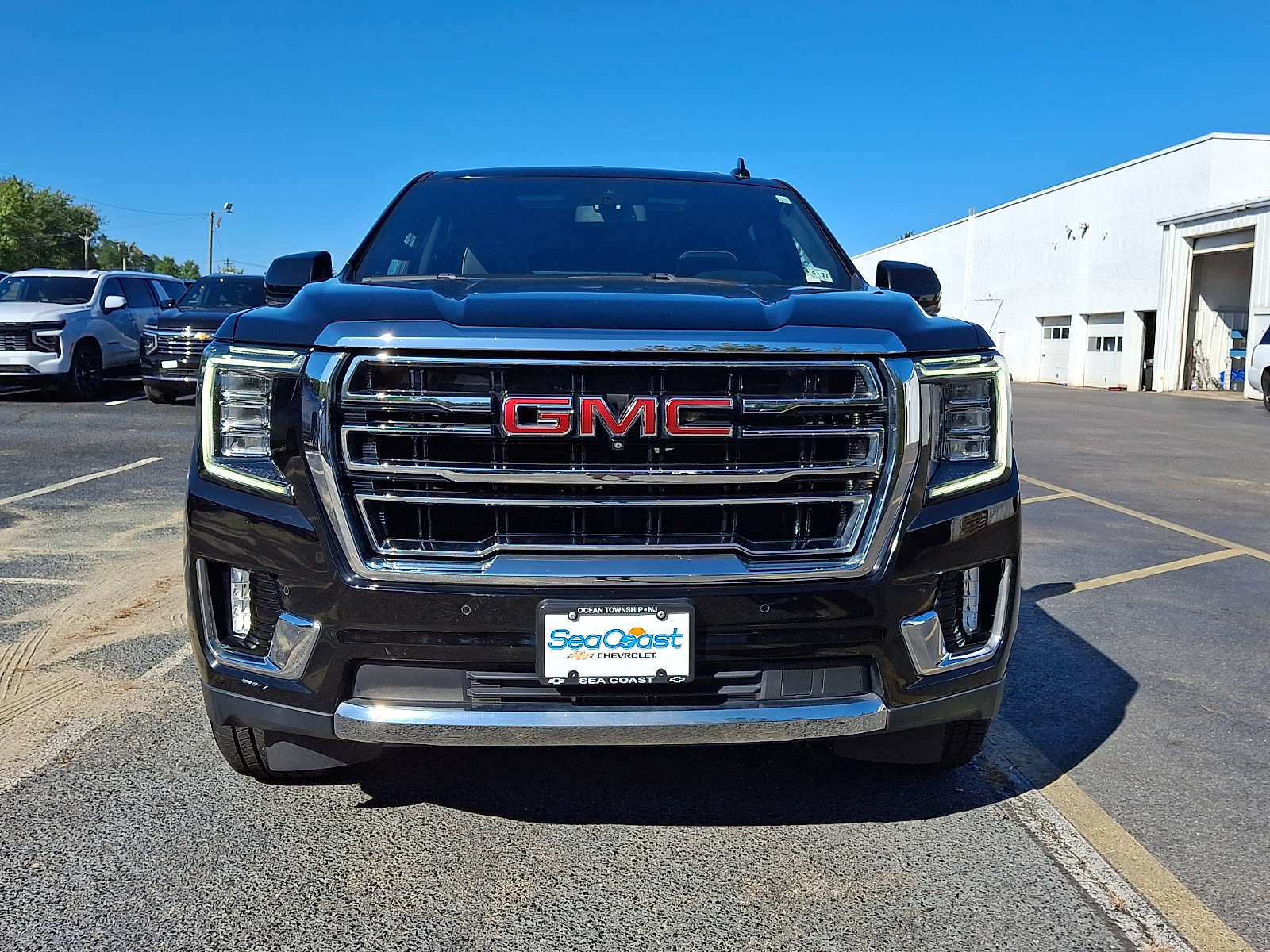 Certified 2022 GMC Yukon XL SLT w/ SLT Premium Package AWD/4WD image 2