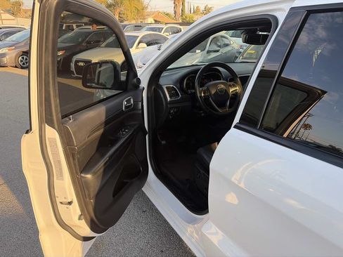 Used 2019 Jeep Grand Cherokee Altitude RWD image 6