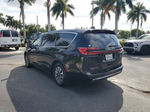 Used 2024 Chrysler Pacifica Select image 3