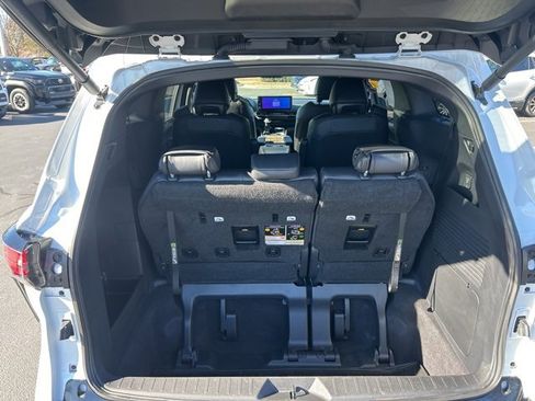 Used 2025 Toyota Sienna Platinum image 8