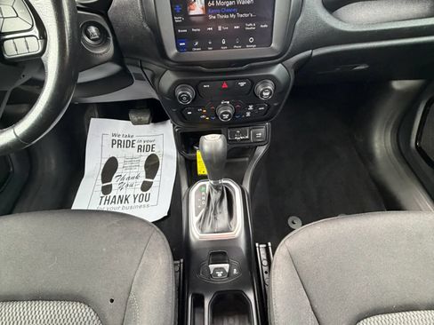Used 2018 Jeep Renegade Altitude w/ UConnect 8.4 Nav Group FWD image 13