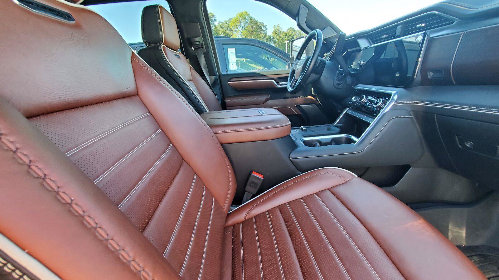 Used 2024 GMC Sierra 2500 Denali Ultimate AWD/4WD image 4