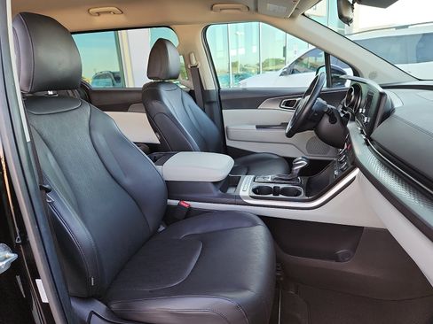 Used 2024 Kia Carnival LX FWD image 15
