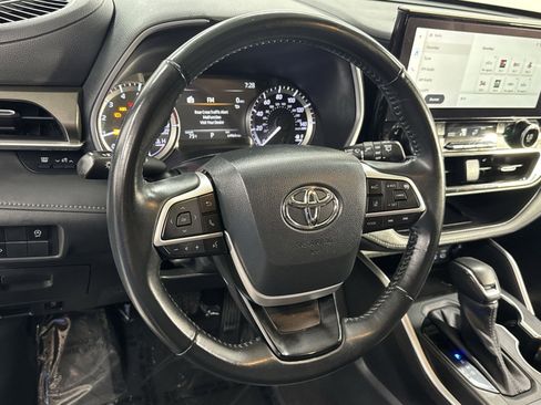 Used 2023 Toyota Highlander XLE AWD/4WD image 28
