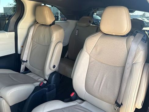 Used 2022 Toyota Sienna Limited image 28
