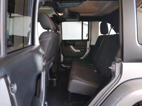 Used 2018 Jeep Wrangler Unlimited Sahara w/ Connectivity Group AWD/4WD image 16