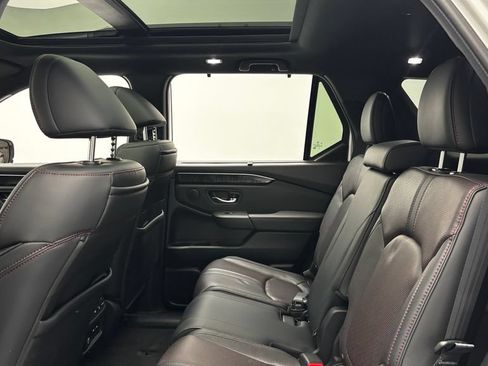 Used 2025 Honda Pilot Black Edition image 39