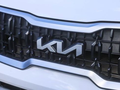 Used 2023 Kia Telluride EX w/ EX Captain's Chair Package image 7