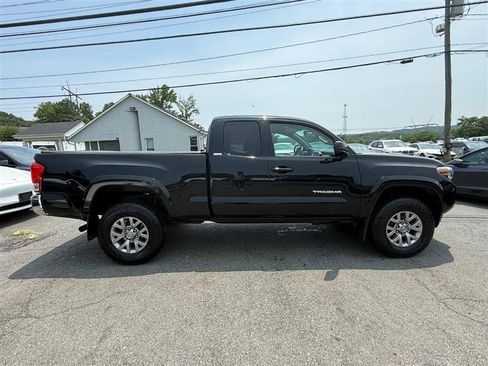 Used 2016 Toyota Tacoma SR5 w/ SR5 Appearance Package (DM) AWD/4WD image 6