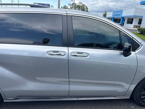 Used 2021 Toyota Sienna XSE FWD image 20