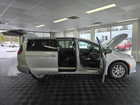 Used 2024 Chrysler Pacifica Touring-L FWD image 17