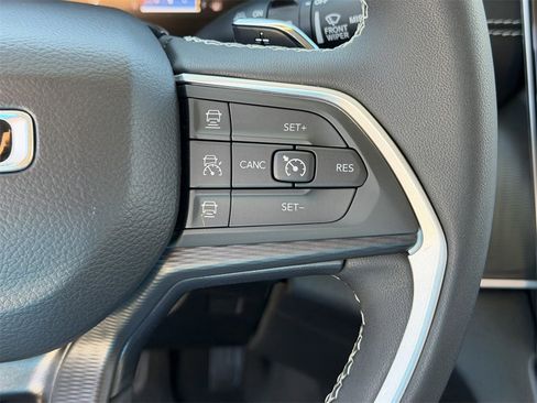 Used 2023 Jeep Grand Cherokee L Laredo image 14